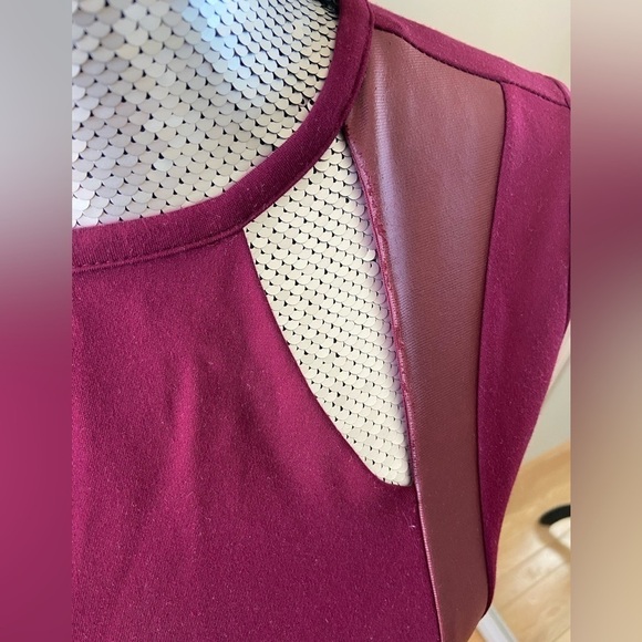 ⭐️2 FOR $20⭐️ Guess Deep Plum Burgundy Cutout Top. XS - Picture 6 of 12